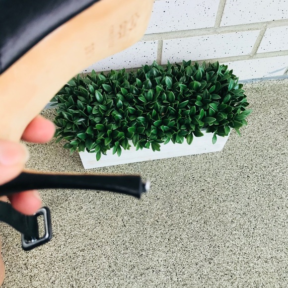 Manolo Blahnik Black ankle Strap shoes size 39.5 - Picture 8 of 8